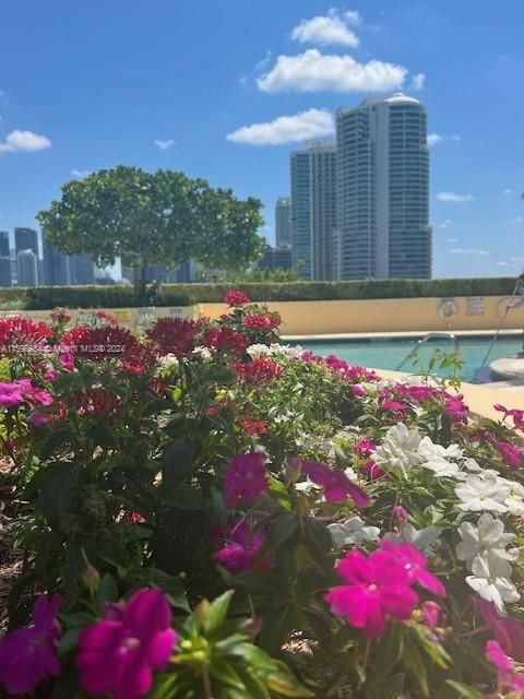 Recently Rented: $3,200 (1 beds, 1 baths, 850 Square Feet)