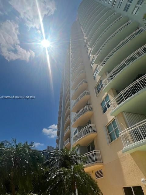 Recently Rented: $3,200 (1 beds, 1 baths, 850 Square Feet)