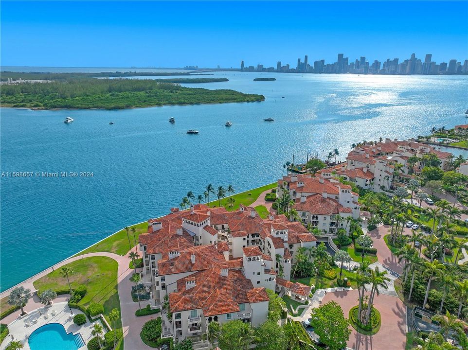 Recently Sold: $6,200,000 (3 beds, 3 baths, 3011 Square Feet)