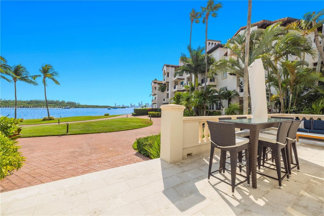 Recently Sold: $6,200,000 (3 beds, 3 baths, 3011 Square Feet)