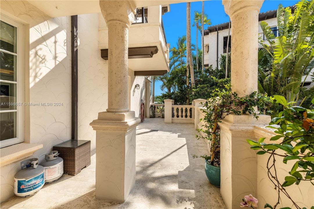 Recently Sold: $6,200,000 (3 beds, 3 baths, 3011 Square Feet)