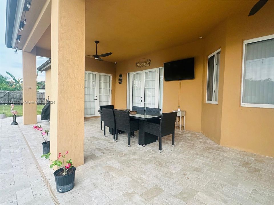 Vendido Recientemente: $739,750 (4 camas, 2 baños, 2366 Pies cuadrados)