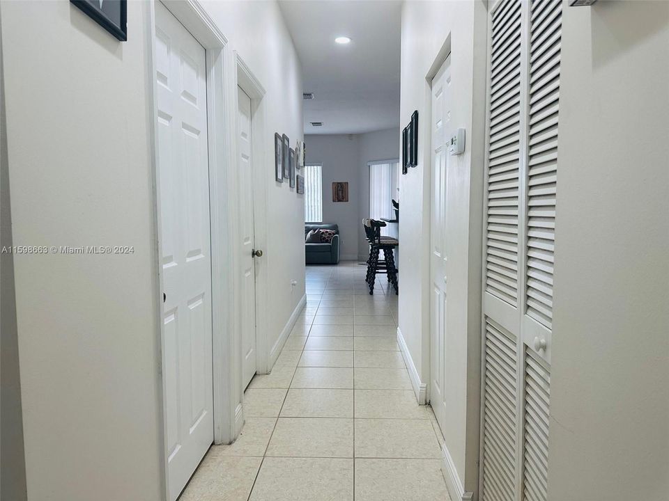 Vendido Recientemente: $739,750 (4 camas, 2 baños, 2366 Pies cuadrados)