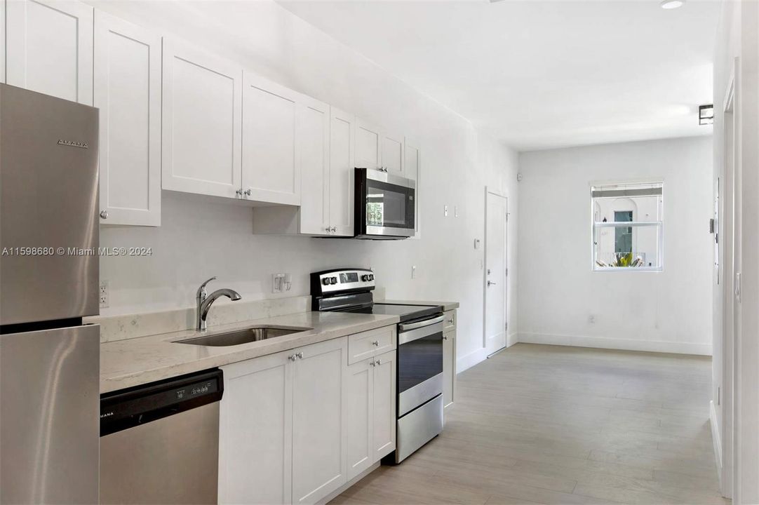 Active With Contract: $2,800 (2 beds, 1 baths, 680 Square Feet)