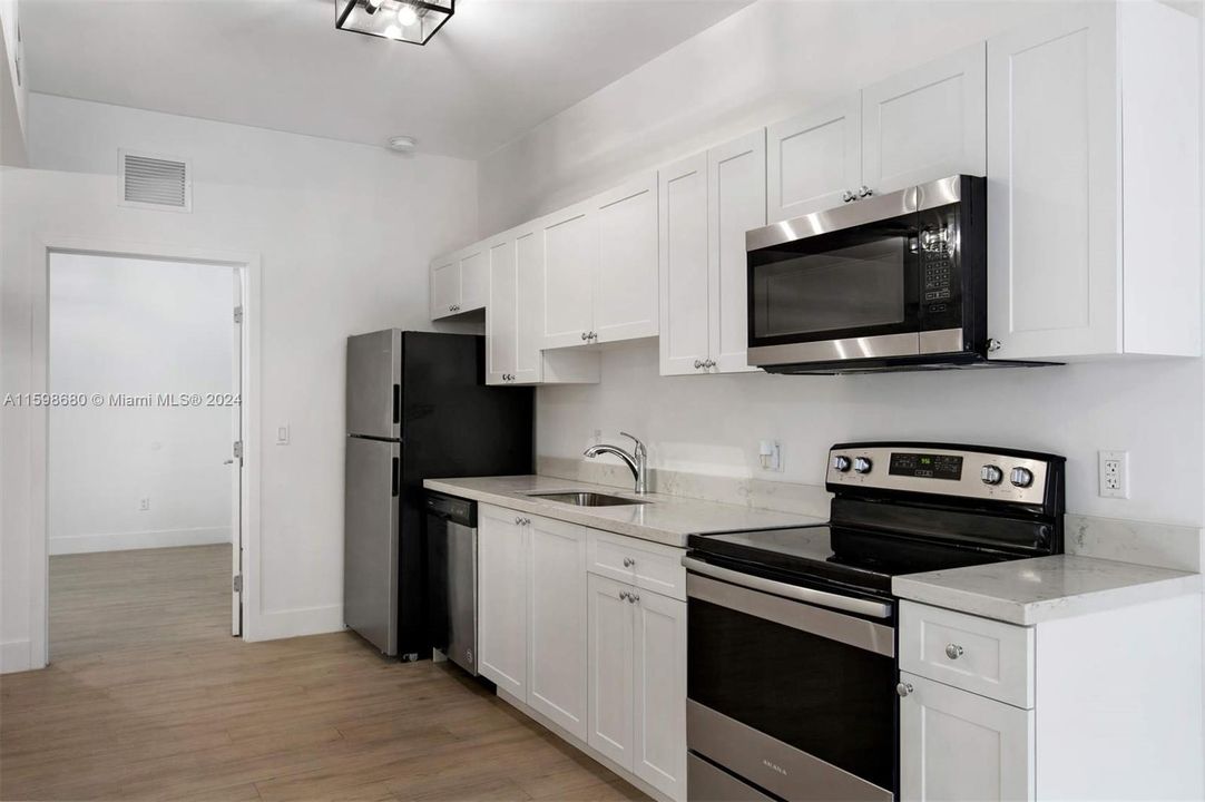 Active With Contract: $2,800 (2 beds, 1 baths, 680 Square Feet)