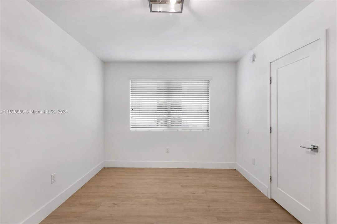 Active With Contract: $2,800 (2 beds, 1 baths, 680 Square Feet)