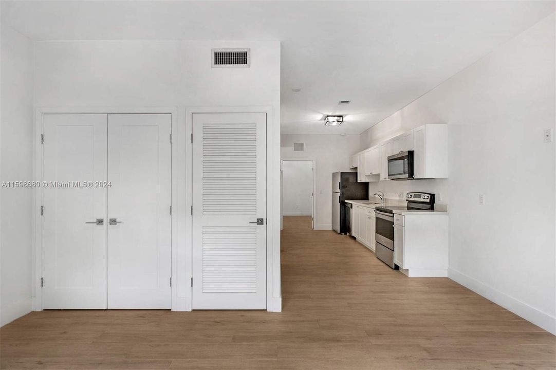 Active With Contract: $2,800 (2 beds, 1 baths, 680 Square Feet)