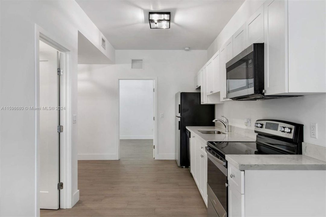 Active With Contract: $2,800 (2 beds, 1 baths, 680 Square Feet)