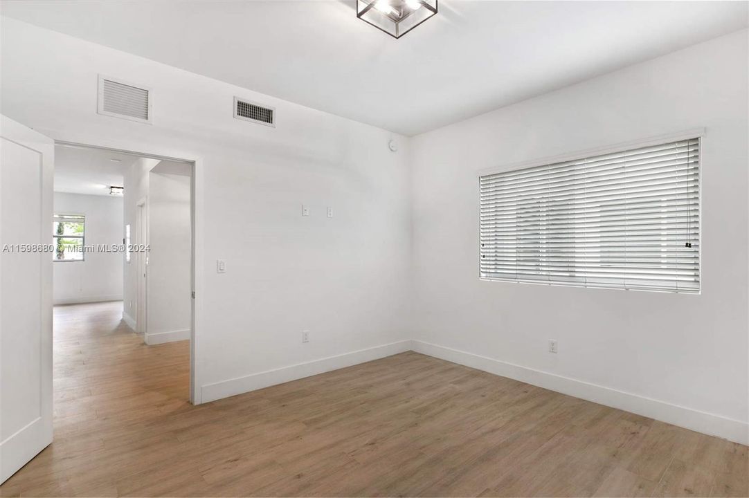 Active With Contract: $2,800 (2 beds, 1 baths, 680 Square Feet)