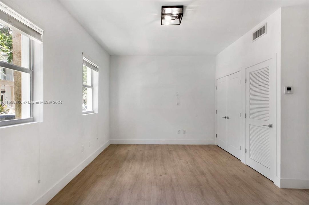 Active With Contract: $2,800 (2 beds, 1 baths, 680 Square Feet)