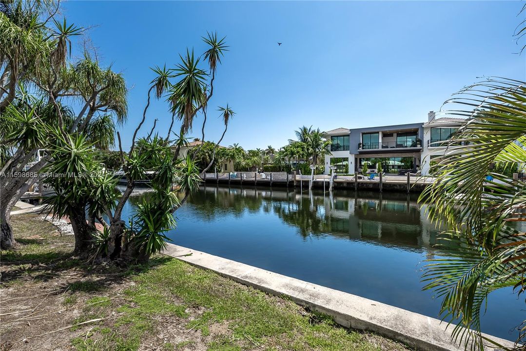 For Sale: $1,650,000 (4 beds, 3 baths, 2027 Square Feet)