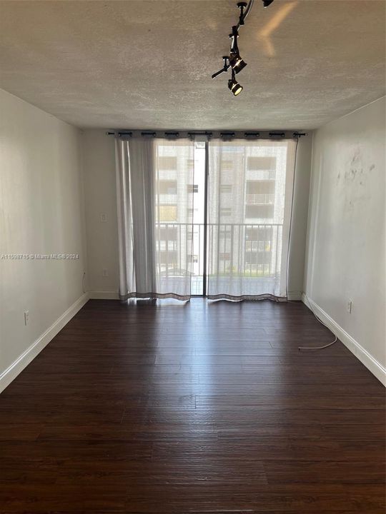 Active With Contract: $2,300 (2 beds, 2 baths, 870 Square Feet)