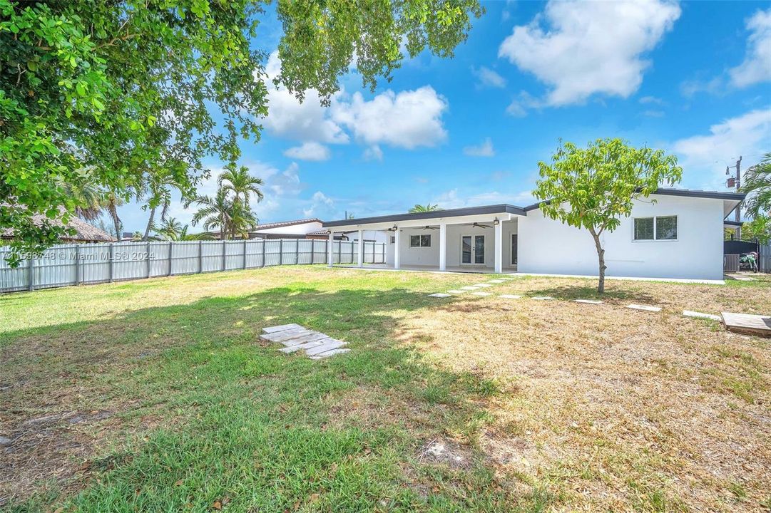 For Sale: $997,000 (3 beds, 2 baths, 1532 Square Feet)