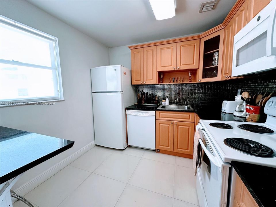 Active With Contract: $1,975 (1 beds, 1 baths, 665 Square Feet)