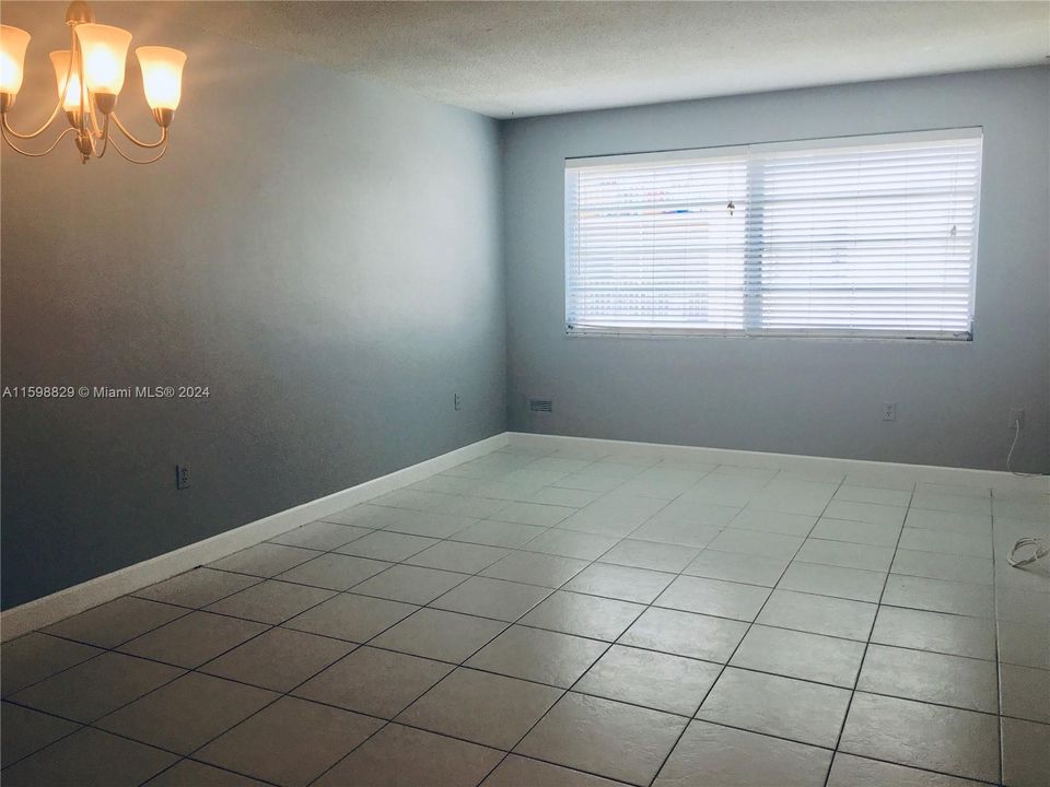 For Sale: $180,000 (1 beds, 1 baths, 696 Square Feet)