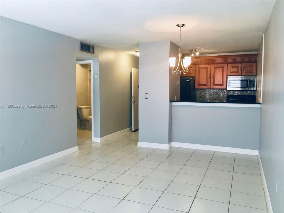 For Sale: $180,000 (1 beds, 1 baths, 696 Square Feet)