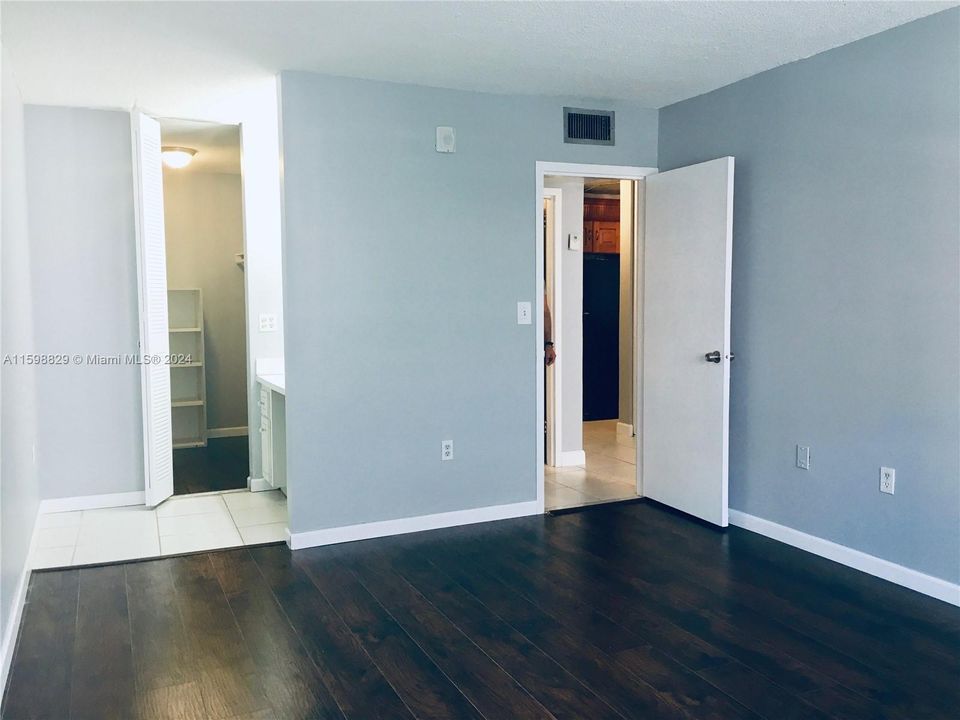 For Sale: $180,000 (1 beds, 1 baths, 696 Square Feet)