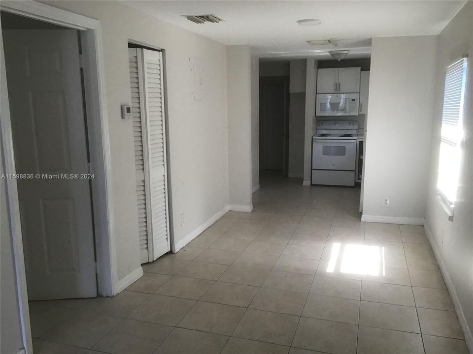 For Rent: $1,800 (2 beds, 1 baths, 2388 Square Feet)