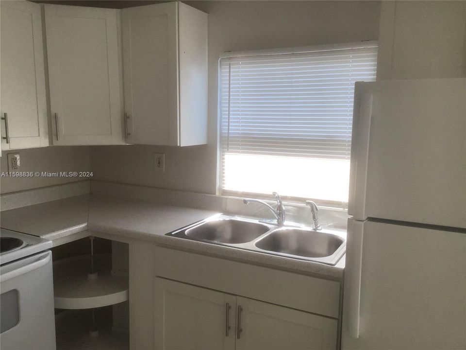 For Rent: $1,800 (2 beds, 1 baths, 2388 Square Feet)