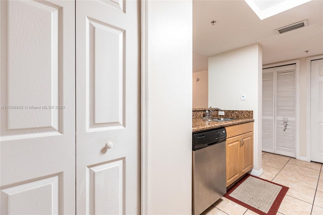 For Sale: $350,000 (1 beds, 1 baths, 768 Square Feet)