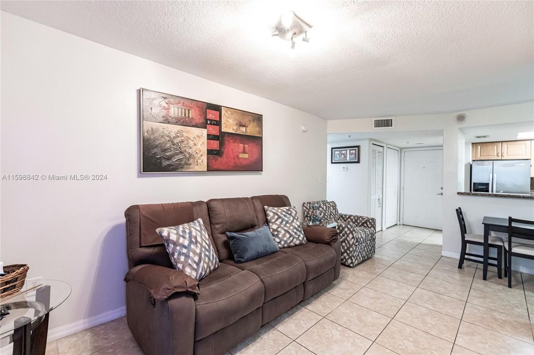 For Sale: $350,000 (1 beds, 1 baths, 768 Square Feet)