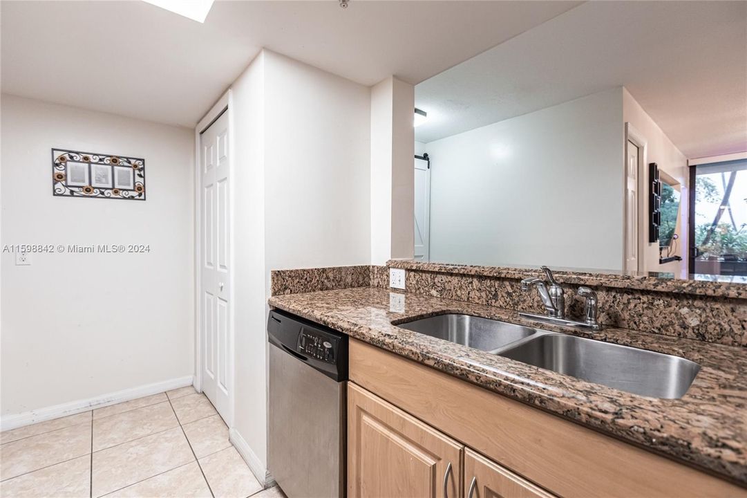 For Sale: $350,000 (1 beds, 1 baths, 768 Square Feet)