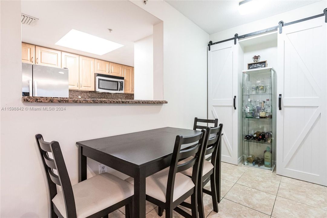 For Sale: $350,000 (1 beds, 1 baths, 768 Square Feet)