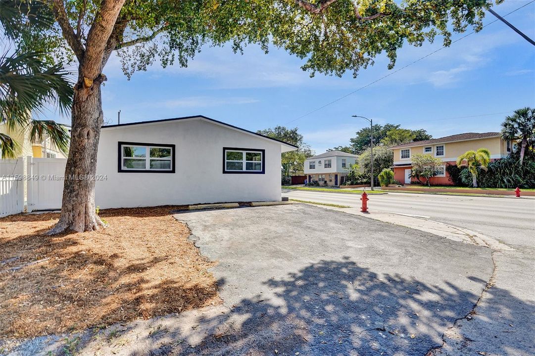 Recently Rented: $2,350 (2 beds, 1 baths, 1382 Square Feet)