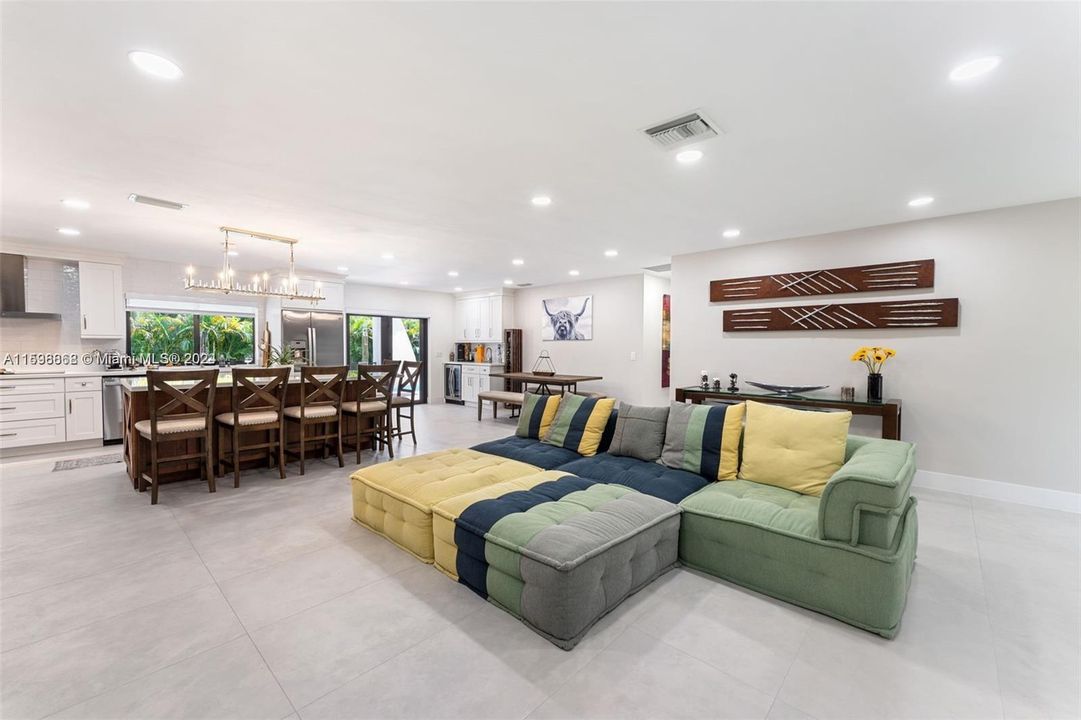 Active With Contract: $975,000 (3 beds, 3 baths, 1821 Square Feet)