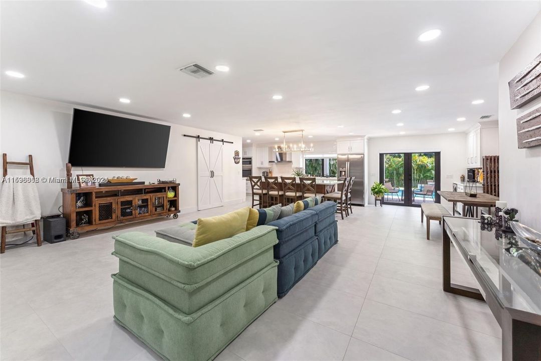 Active With Contract: $975,000 (3 beds, 3 baths, 1821 Square Feet)