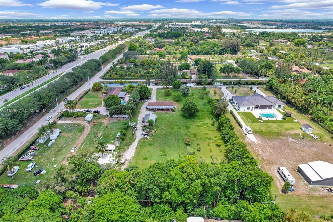 На продажу: $1,200,000 (2.50 acres)