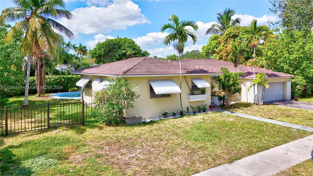 Active With Contract: $950,000 (4 beds, 3 baths, 2319 Square Feet)