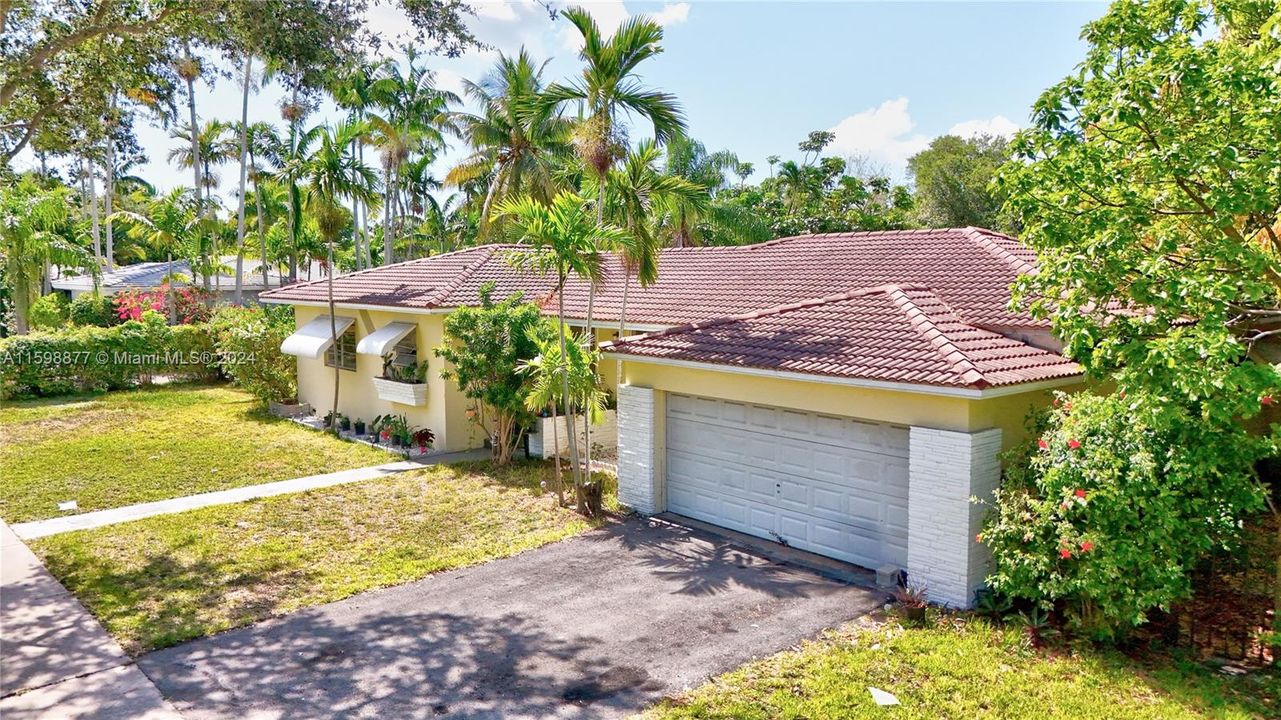 Active With Contract: $950,000 (4 beds, 3 baths, 2319 Square Feet)