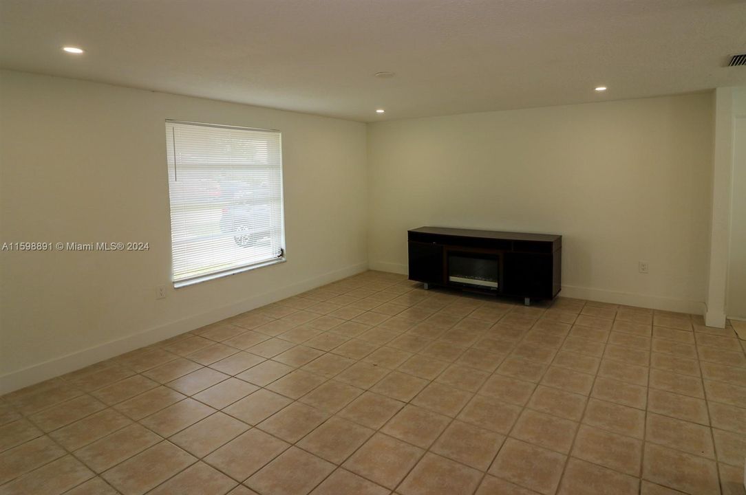 Active With Contract: $259,900 (2 beds, 2 baths, 1101 Square Feet)