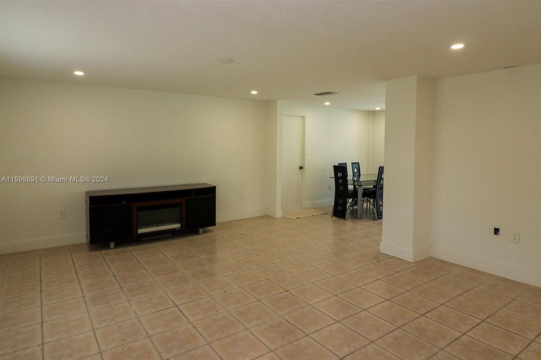 Active With Contract: $259,900 (2 beds, 2 baths, 1101 Square Feet)