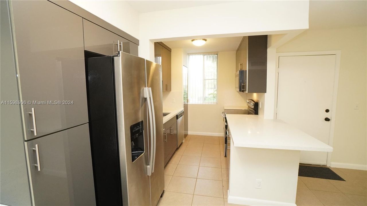 Active With Contract: $1,900 (1 beds, 1 baths, 734 Square Feet)