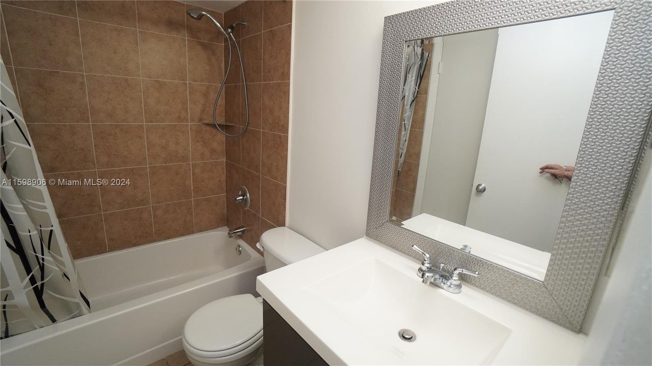 Active With Contract: $1,900 (1 beds, 1 baths, 734 Square Feet)