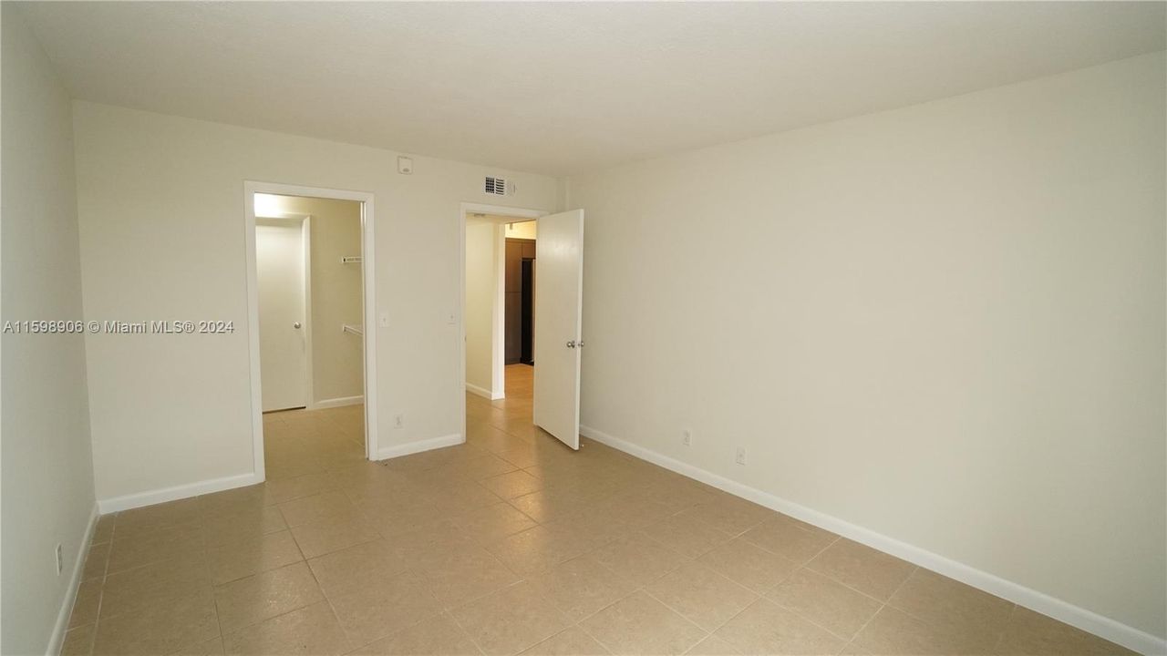 Active With Contract: $1,900 (1 beds, 1 baths, 734 Square Feet)