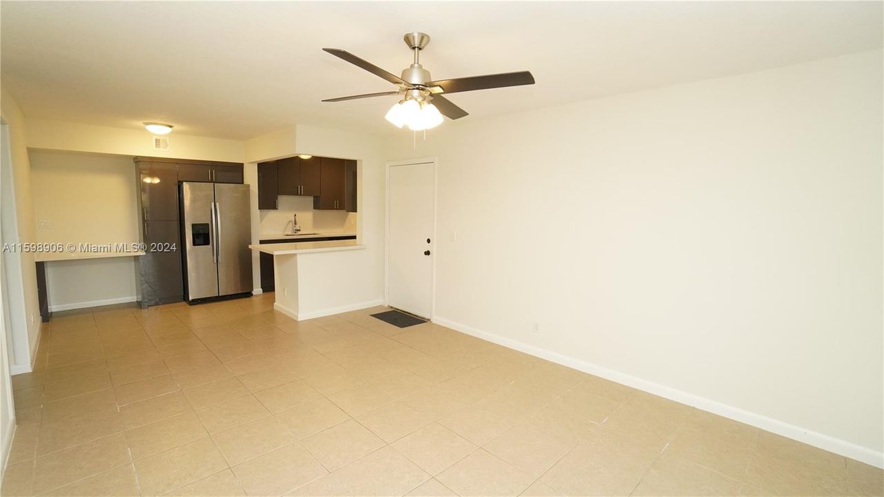 Active With Contract: $1,900 (1 beds, 1 baths, 734 Square Feet)