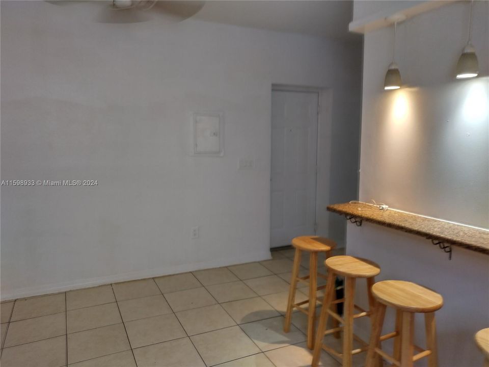 For Sale: $240,000 (2 beds, 1 baths, 615 Square Feet)