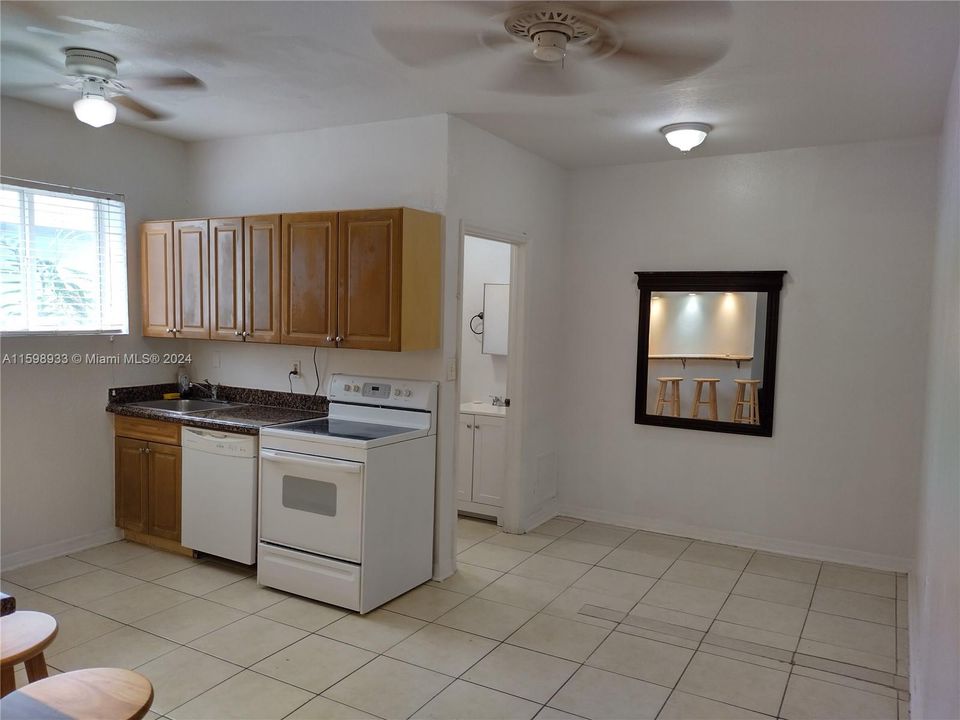 For Sale: $240,000 (2 beds, 1 baths, 615 Square Feet)