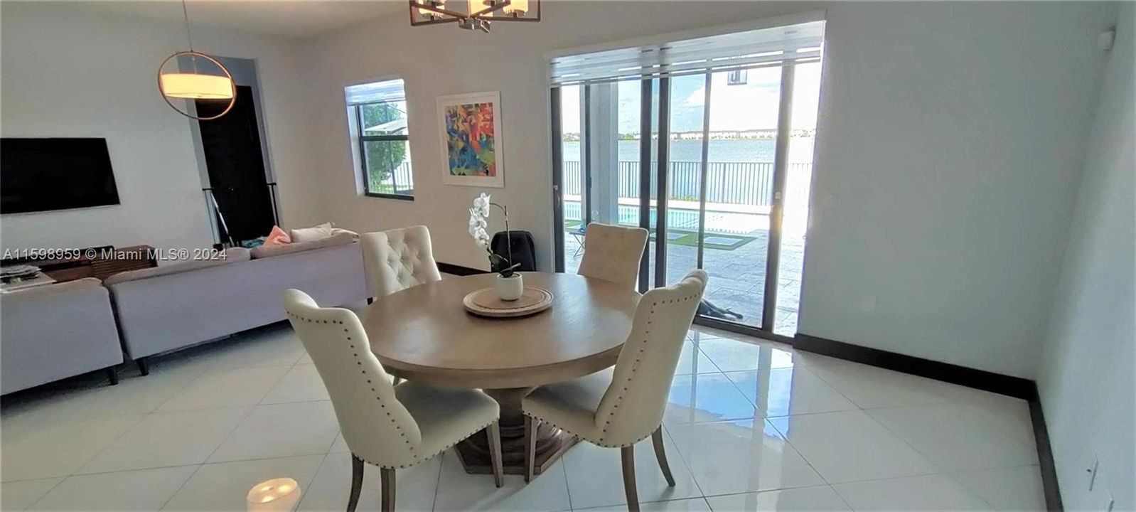 En Venta: $1,275,000 (4 camas, 3 baños, 2847 Pies cuadrados)