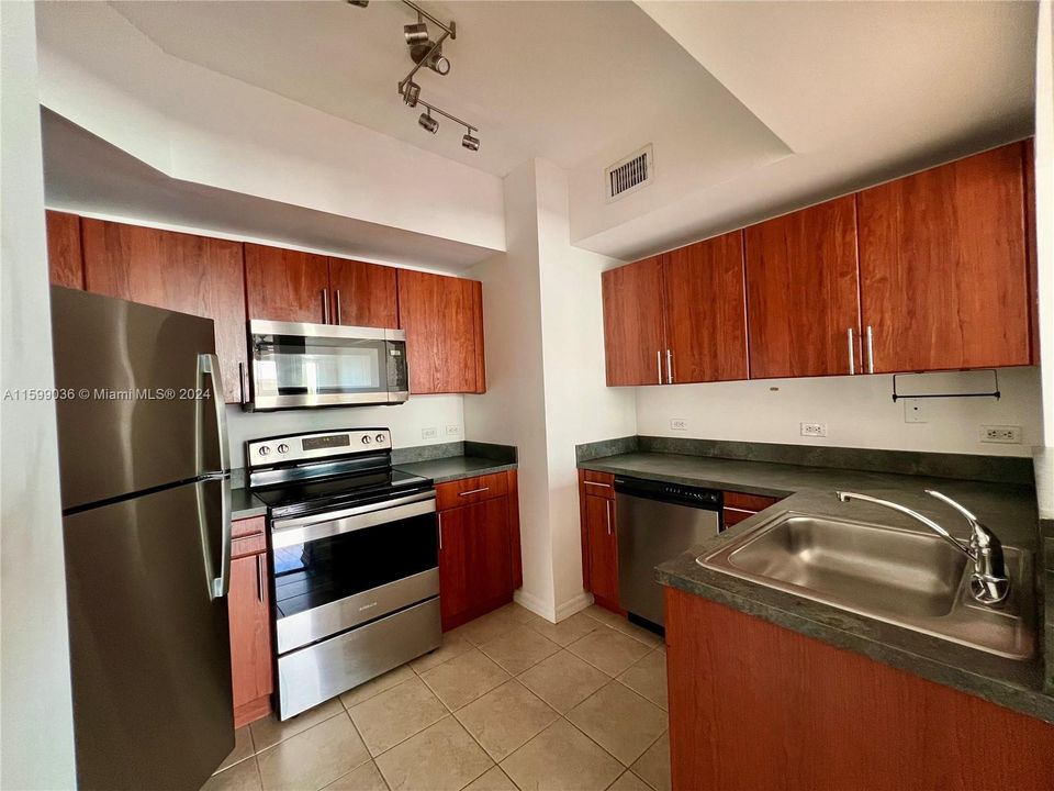 Recently Rented: $3,600 (2 beds, 2 baths, 984 Square Feet)