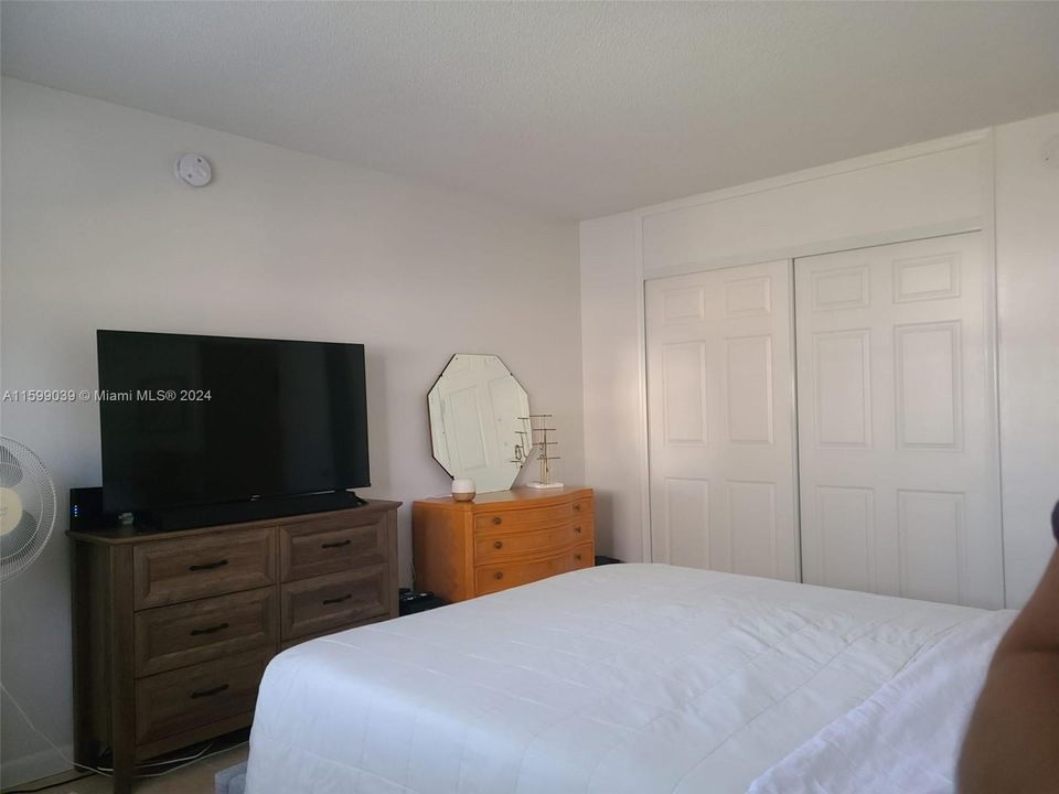 Active With Contract: $179,000 (1 beds, 1 baths, 675 Square Feet)