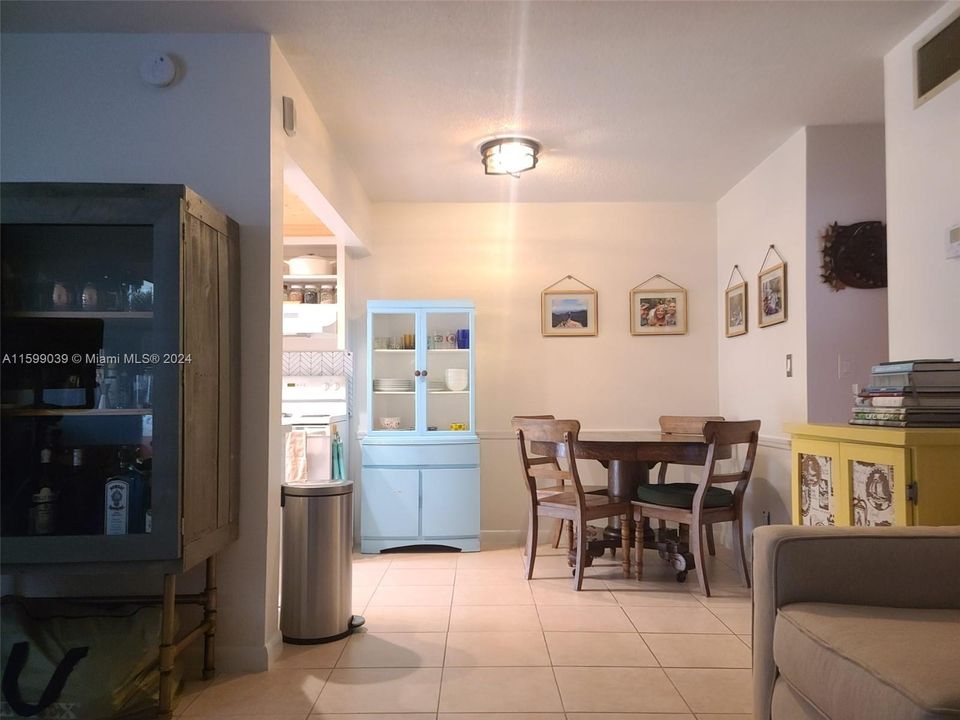 Active With Contract: $179,000 (1 beds, 1 baths, 675 Square Feet)