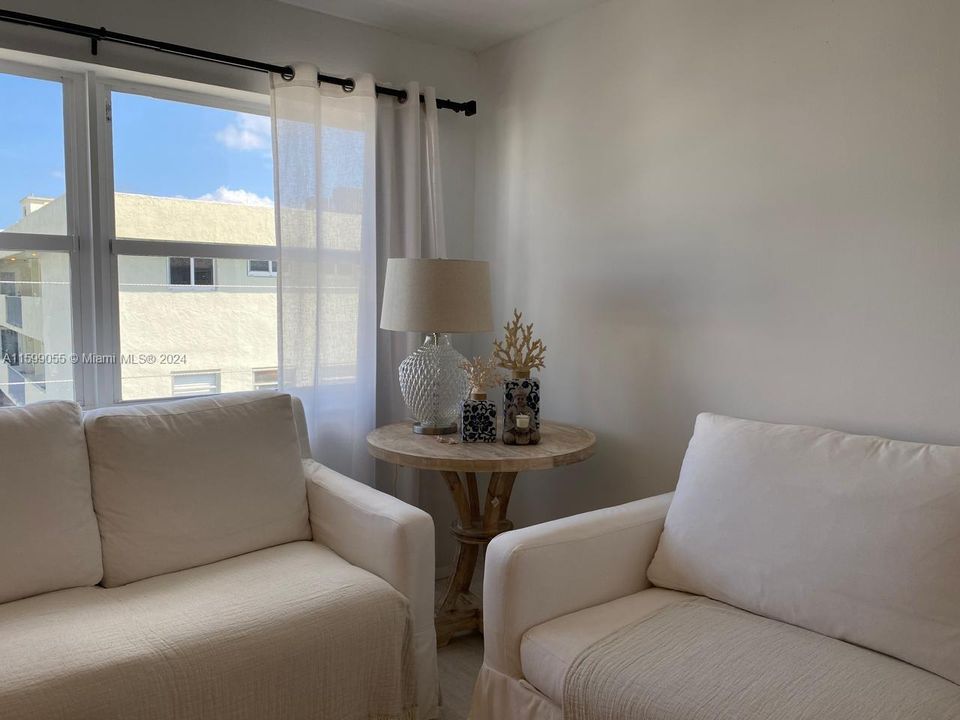 Active With Contract: $3,200 (1 beds, 1 baths, 621 Square Feet)