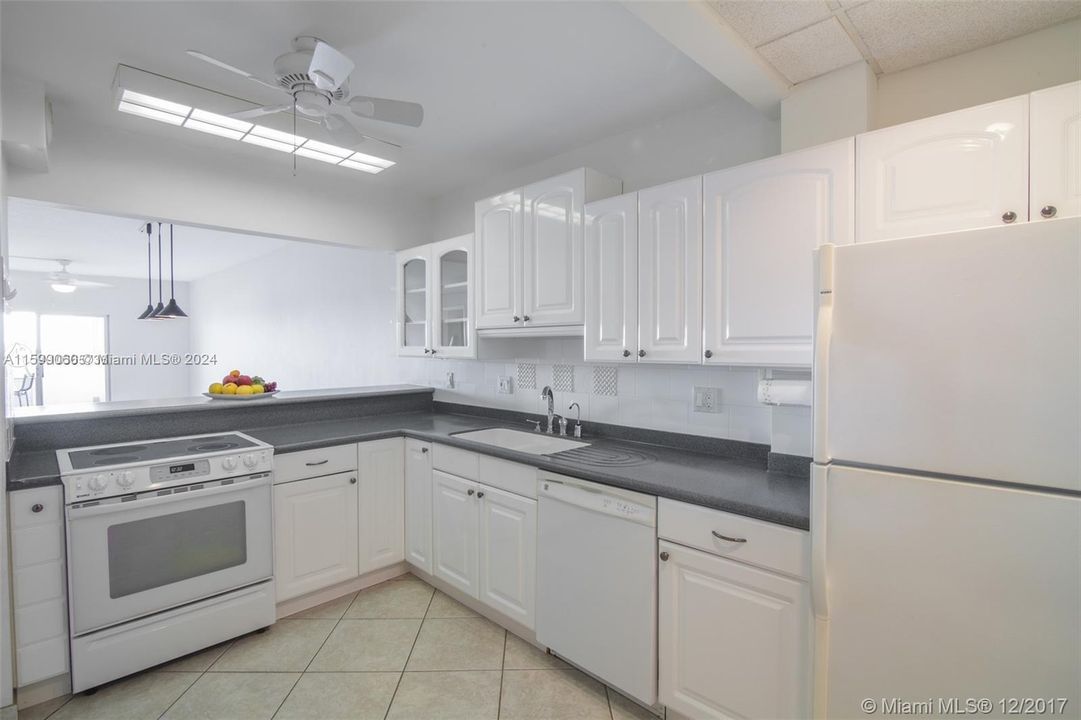 Active With Contract: $3,000 (2 beds, 2 baths, 1070 Square Feet)