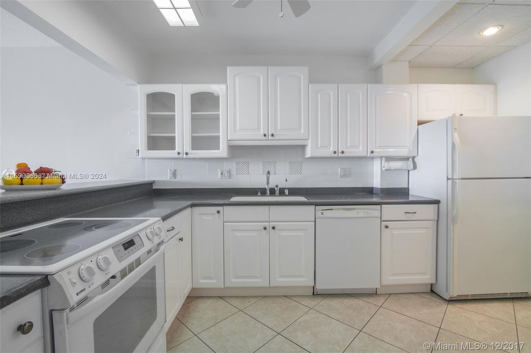 Active With Contract: $3,000 (2 beds, 2 baths, 1070 Square Feet)