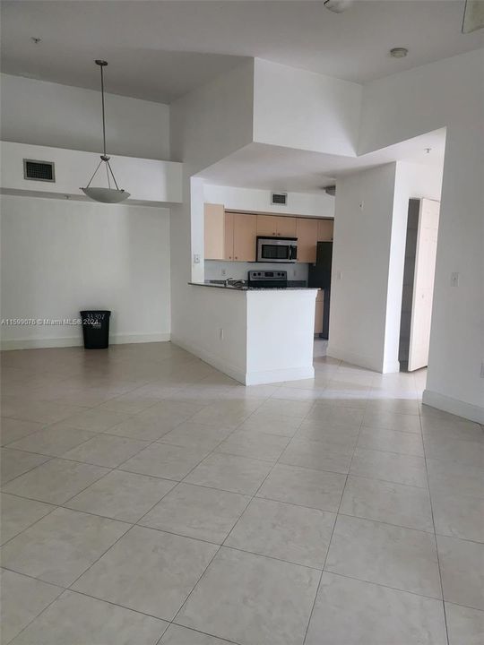 Active With Contract: $2,500 (2 beds, 2 baths, 1080 Square Feet)