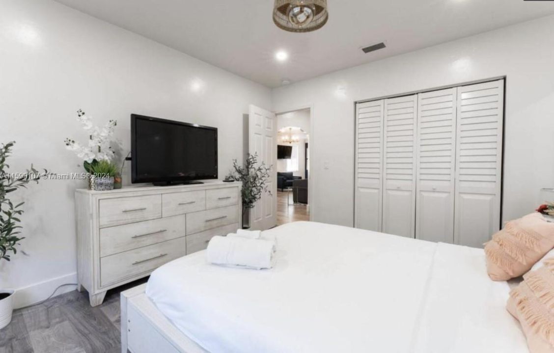 For Sale: $800,000 (3 beds, 2 baths, 1734 Square Feet)